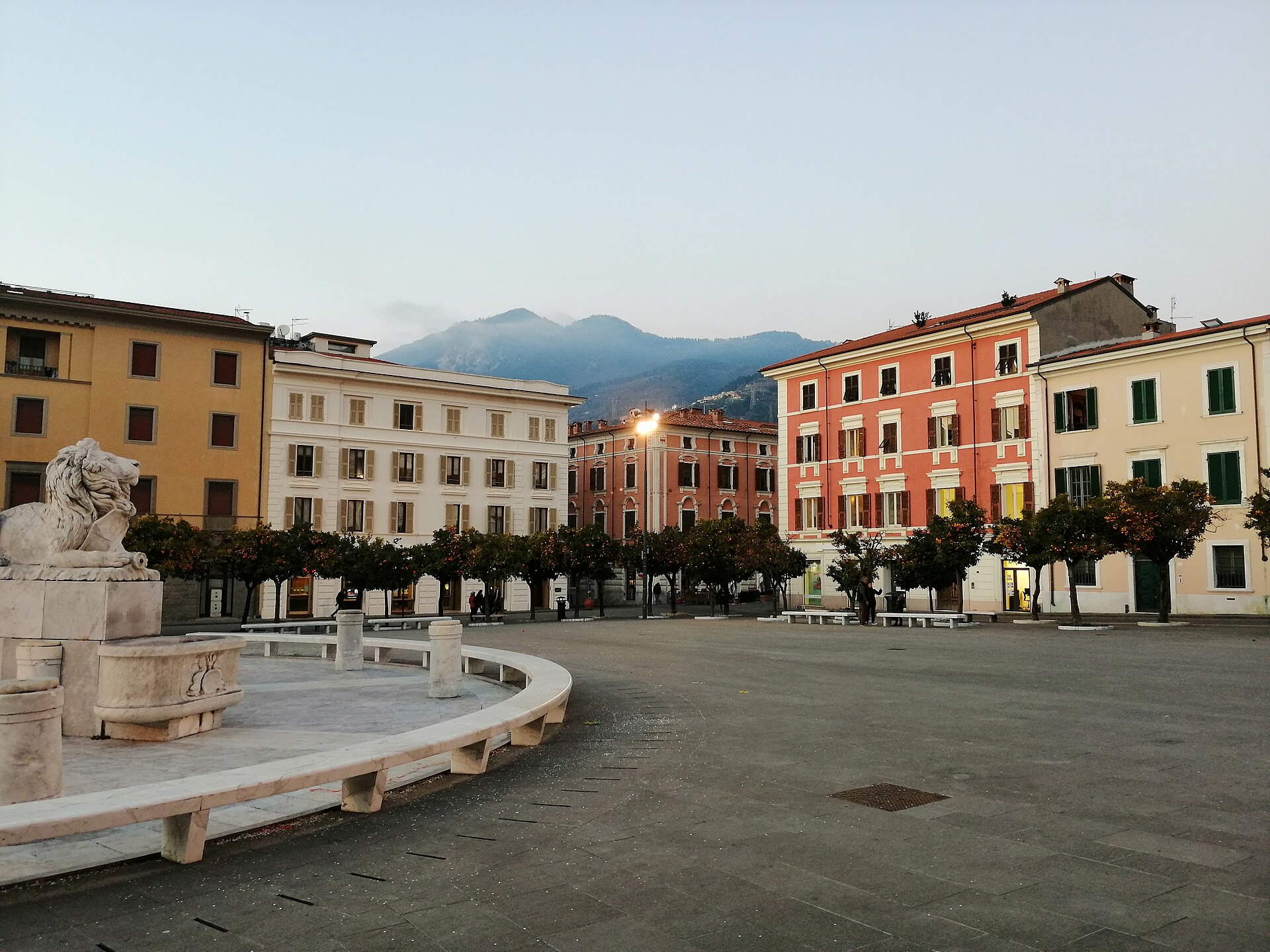 Piazza Aranci a Massa, con i palazzi colorati e le Apuane sullo sfondo